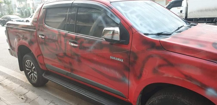 Điều tra 2 kẻ bịt mặt phá hoại ô tô của nhà báo ở Quảng Ninh